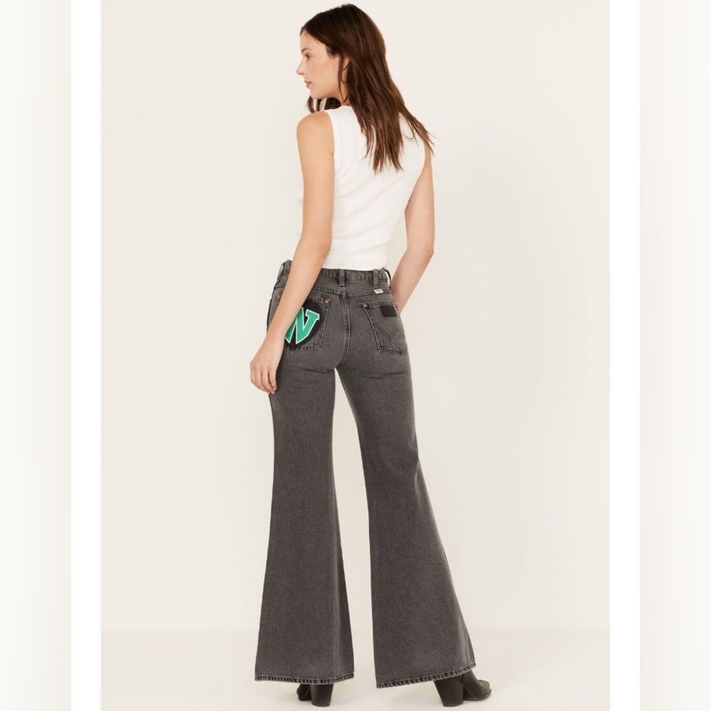 Wrangler Wanderer 622 High Rise Flare Jeans NWT 27x34 Tall Heart Patch Grey